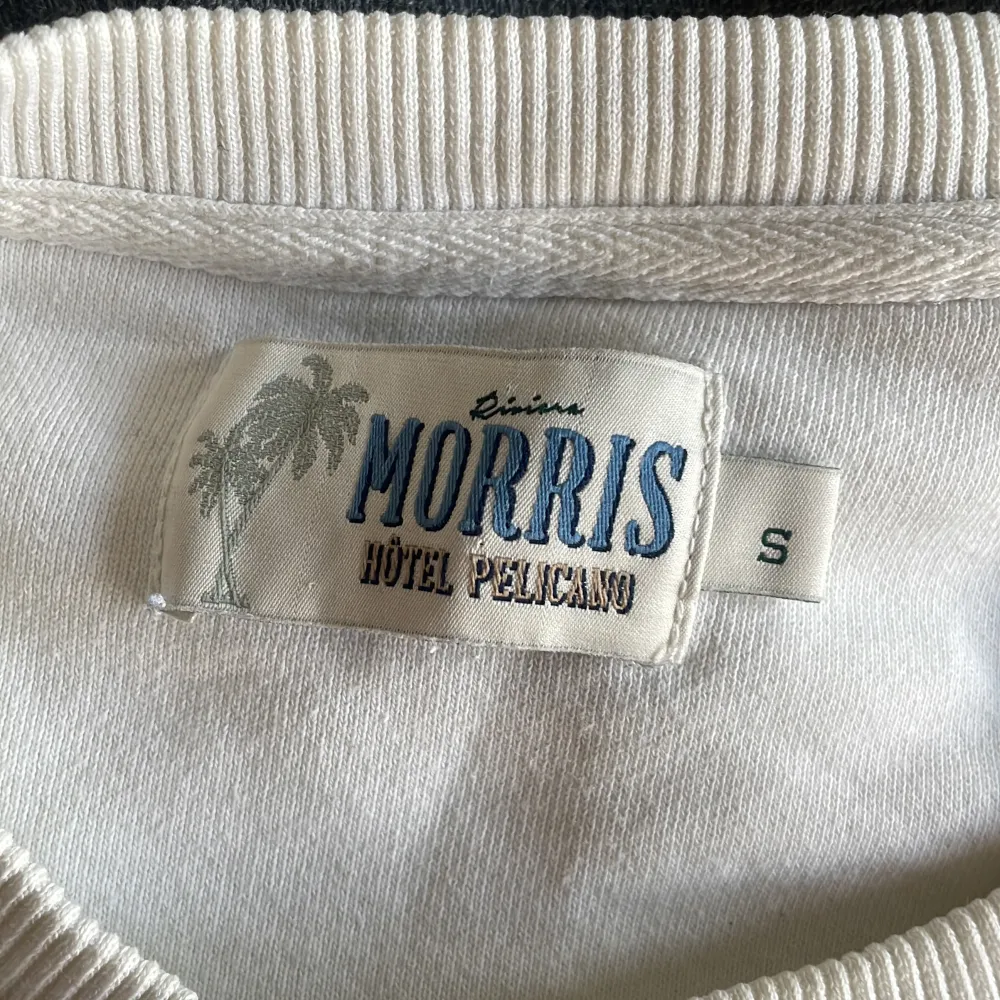 | Morris Hotel Pelicano tröja | Fint skick |  | Nypris runt 1199kr | Modellen är 176 och väger 56kg | Storlek Small | Fraktar spårbart via PostNord eller Instabox på köparens bekostnad | Frågor eller funderingar så hör av dig | Mvh JacobsCloset . Hoodies.