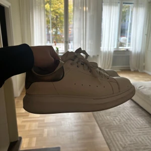 Alexander Mqueen sneakers - Jätte snygga sneakers i använt skick men ändå mycke fina! Som sagt finns det synliga spår av användning men inte hemskt märkvärdigt, kan behöva lite kärlek bara! Storlek 38🥰🥰 nypris ligger på runt 5500-6000