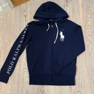 Ralph Lauren kofta - Säljer denna Ralph Lauren kofta. Skick 8/10, liten defekt vid magen som visas på sista bilden. Köpt för 1499kr! Storlek S, men passar mindre M! 
