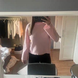 Rosa stickad tröja  - en superfin rosa stickad tröja från Lager 157, lite nopprig men fixas lätt med en noppermaskin. storlek s men skulle säga att den är mer åt xs hållet. 💞🩷💓