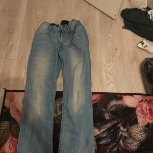 Lågmidjade jeans  - Jeans ifrån gamla år men är som nya  Sytt dit en extra knapp så man kan ställa in i midjan  Resår finns  W32 L34