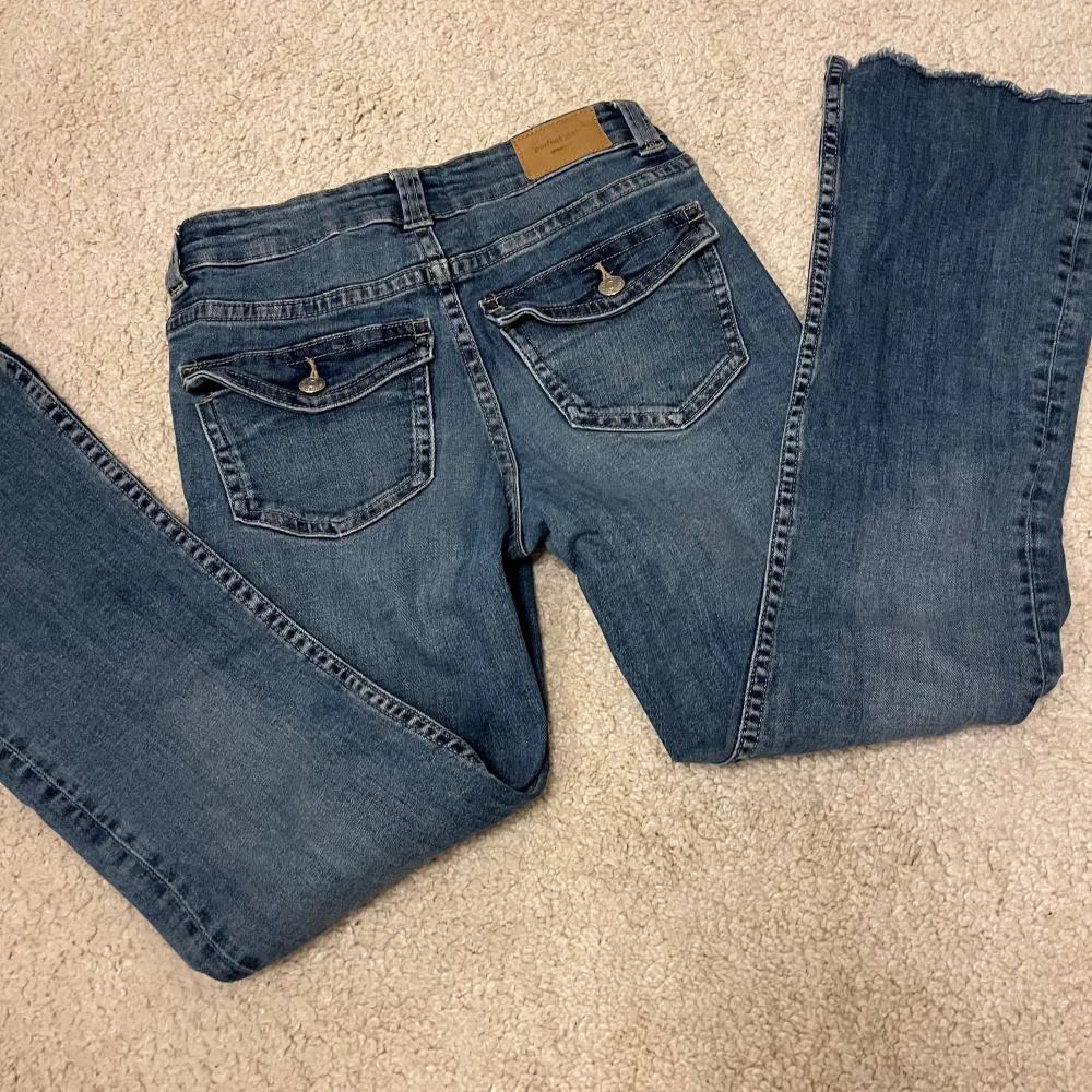 Säljer dessa jeans då de inte kommer till användning. De är i storlek 32 men jag tycker de är ganska små i storlek. Jag har sytt upp de så passar någon som är mellan 150-158 cm lång❣️. Jeans & Byxor.