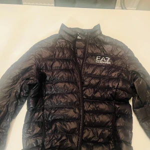 Armani jacka  - En fet Armani jacka. Den är lite använd men är i bra skick. Perfekt för hösten 