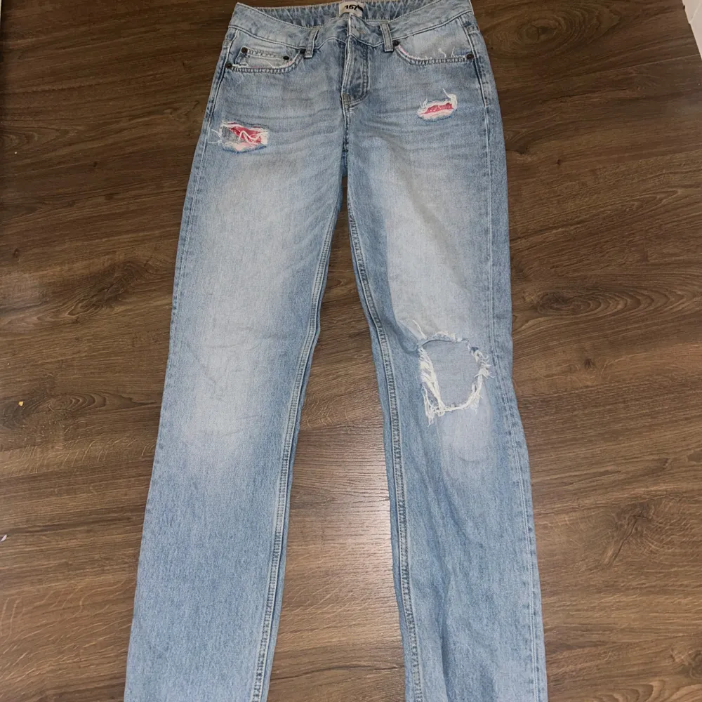 Super fina och sköna jeans men hål både bak och fram, nästan aldrig använda och i bra skick !. Jeans & Byxor.