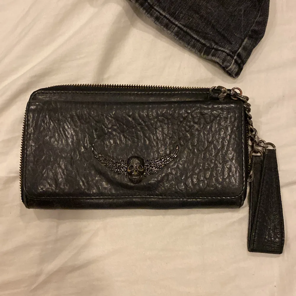 Säljer min vintage zadig & Voltaire clutch väska då den ej kommer till andvändning. Hör av dig vid frågor. Pris går att diskutera💞. Väskor.