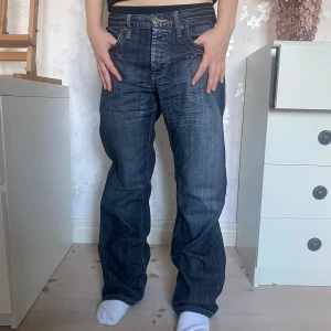 jeans - coola jeans med oranget inne. inga defekter knappt använda. jätteskönt material. jag är 167cm. skriv gärna för mer info, mått eller pris.