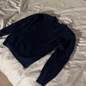 Stickad marinblåa tröja - Varsamt använd, Bra skick den är storlek M men sitter som S (kan skicka bild på privt) 