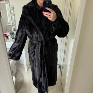Fuskpäls kappa - Väldigt fin kappa i fuskpäls. Eftersom den är knappt använd så är den som ny. Storlek L men är lite stor i storleken. 