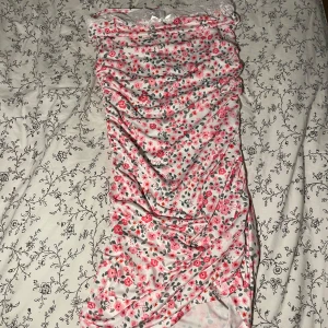 Klänning - Fin somrig kort klänning, skönt material, aldrig använd ☺️