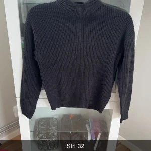 Stickad tröja med högre krage - Oanvänd köpt för cirka 2 månader sedan 