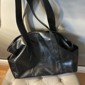 Väska - En svart jättesnygg skinnväska köpt second hand! Hör av er för intresse så går pris att diskutera!
