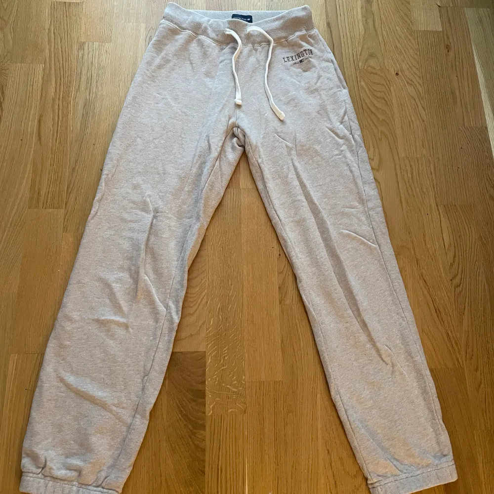 Sköna mjukisbyxor från Lexington i fin beige färg, storlek 34. Jeans & Byxor.