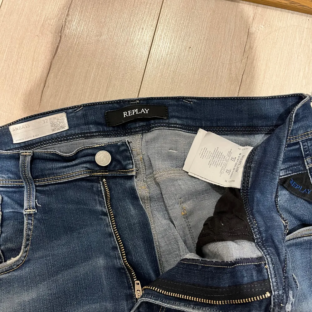 Hej, säljer nu dessa replay jeansen. Ny pris = 1799:-. Säljas för 499:-. Moddellen är 179cm. Jeans & Byxor.