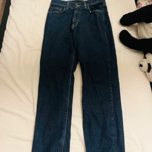 Mörkblå jeans  - Ett par mörkblå jeans. De är knappt använda. 
