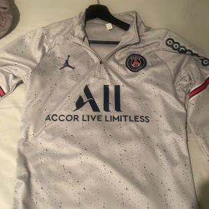 Psg tröja - Grå Psg tröja Knappt använd  Bra skick 175-180