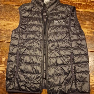 Ea7 väst - Tja säljer en fin ea7 väst  Nypris runt 1600kr kvitto finns ej tror kompisen har digitalt kvitto på andra telfonen ksk vet ej skriv vid frågor🙂