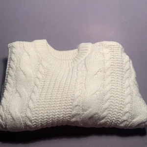 Stickad tröja  - Obetydlig använd beige stickad tröja med knappar på sidan storlek S Köparen betalar frakten 