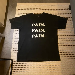 Number Nine - Fet ss03 number nine pain tisha. Storlek 2. Ungefär M. Lite oversized som ni ser. Jag på bild är 180cm ganska klen. För mer bilder eller funderingar skriv gärna.