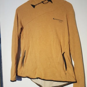 Klättermusen Falen  - Jättefin tröja från klättermusen! Modellen heter Falen. Använd 2-3 gånger. Storlek small.  Katt och hund finns i hemmet.