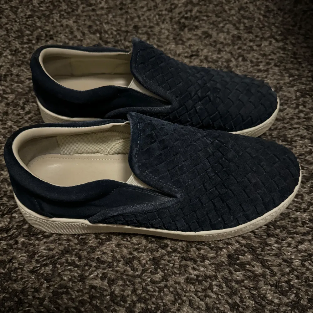 Bottega Veneta slip ons i storlek 42. Väldigt fint skick.. Skor.