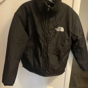 En perfekt northface jacka för både vintern och hösten då den kan vändas ut och in. Skick 9/10 knappt använd. Det är bara att skriva vid funderingar eller liknande!