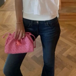 Rosa flätad vöska - Hej kollar intresset på min superfina väska💓 Köpt på plick så vet ej märket!