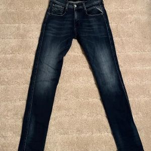 Replay anbass jeans - Säljer ett par riktigt snygga Replay anbass hyperflex jeans i mörkblå med wash, Helt nya och aldrig använda, säljer då de inte kommit till användning nypris 1700