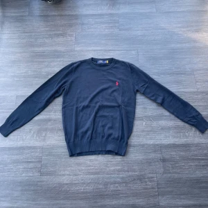 Navy Ralph Lauren Tjocktröja (Helt ny) - Säljer denna mörkblåa Ralph lauren tröjan i nyskick! Nypris på Ralph laurens hemsida för denna (senaste modellen & stickad) är över 2000, mitt pris typ 500 - Storlek M