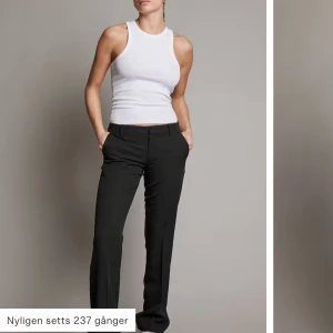 Lågmidjade kostymbyxor - Har ett par lågmidjade kostymbyxor från bikbok i storlek 36 som är för stora och skulle vilja byta mot ett par i 34. Skriv om ni har och vill byta! Dem är i nyskick och nästan aldrig använda.  