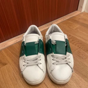 Gröna Valentino skor - Säljer mina gröna valentino skor de är i fint skick💗