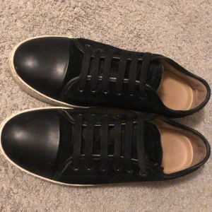 Lanvin - Tjena, säljer mina tvärfeta lanvins. Svarta med matt tå. Bra skick skulle säga 8/10 strl 43 men sitter något större. Riktigt sköna hör av er vid fler frågor mvh Eric. 