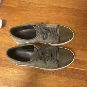 Lanvins i skön färg - Fina Lanvins säljes. Ny pris runt 5500. Storlek UK 10.   Lite täcken på användning men inget speciellt. Hör av er vid fråga, pris kan diskuteras