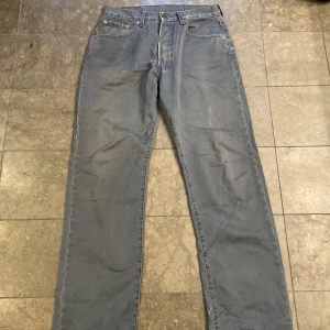 Blå Levi's 551 jeans - Säljer ett par klassiska blå vintage Levi's 551 jeans. De har en straight passform. Köpta i Milano och sparsamt använda.