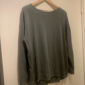 Topp i grönt från Wera Stl S - Långärmad topp i 100% viskos. Grön Stl S. Fint skick.