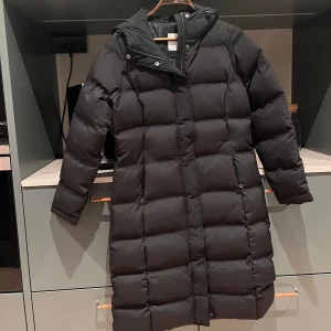 Jättefin varm vinterkappa - Jättefin, tjock och vattentät vinterjacka/kappa. I nyskick. Går precis under knäna för mig som är ca 170cm💕💕💕Nypris ca 2500kr. Skriv vid frågor eller för fler bilder.