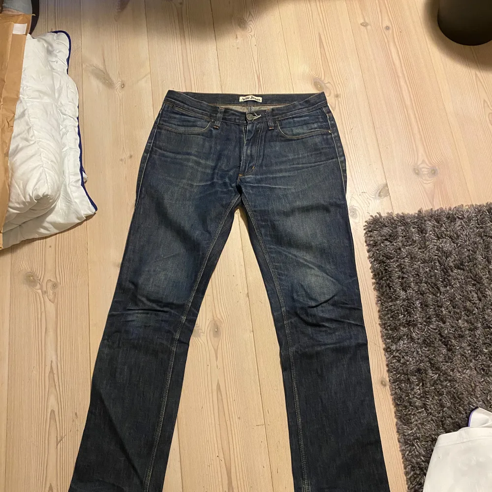 Jag säljer dessa snugga acne jeans i model: max raw  Mitt pris 329kr. Jeansen är i bra skick och är på bra pris.. Jeans & Byxor.