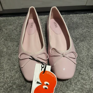 Jätte fina rosa ballerina i strl 38 - Jätte fina och helt nya ballerina i rosa från Cider 💗Storlek 38. Nypris 240kr , men säljer dem för 180kr. Etiketten finns kvar.