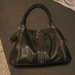 Purse  - A black medium size purse 👜  Inga skador eller något som är sönder den är hel och snygg