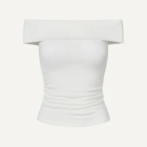Vit offshoulder topp - Snygg vit offshoulder topp som är perfekt för sommaren eller till en utgång. Jag köpte den i somras men aldrig använt den och väljer då att sälja den. Den är stretchig och det är mjukt o lent material.