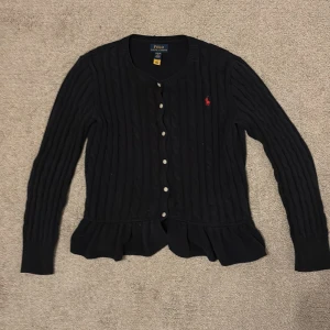 Mörkblå kofta från Ralph lauren - Säljer denna Mörkblåa kofta från Ralph Lauren. Storlek 12-14. Perfekt för både höst och vinter. Den är i mycket bra skick och passar till alla tillfällen. Anledning till att jag säljer: kommer ej till användning. Köptes för 1295 kr. Pris kan diskuteras.