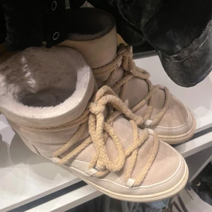 Vinterskor Inuikii - Säljer mina super fina vinterskor från Inuikii som köptes förra året i färgen Panna. Skorna har inga defekter eller skador så som hål eller så utan mer att de ser lite använda ut. Skorna är i väldigt bra skick och är inte smutsiga eller fläckiga. Skorna är impregnerade därav så var de inte skadats av att jag gått i snö eller regn. Hör av er vid frågor! 