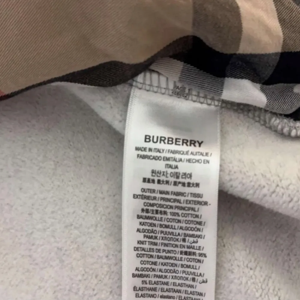 Hej! Jag säljer nu min burberry kofta, koftan är i jätte bra skick jag har andvänt den väldigt sparsamt och inte så mycket, jag har köpt den ifrån burberry affären i london och jag har kvar kvittot för den. Enda anledningen varför jag säljer den är för den inte passar min stil längre annars skulle jag behållt den, priset är hugget i Sten, tveka inte att ställa frågor.. Hoodies.