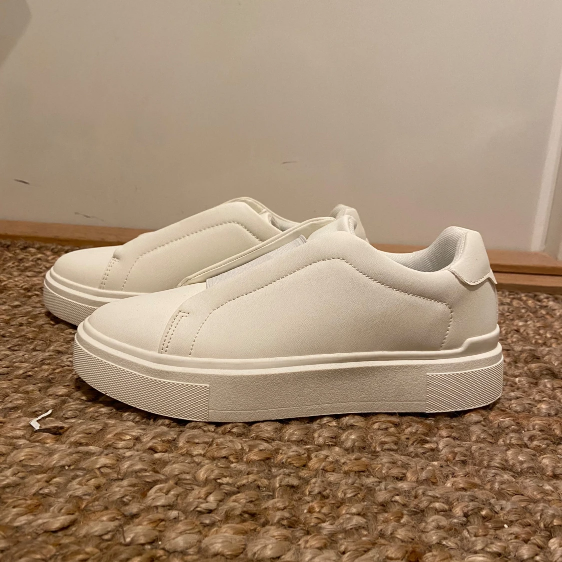 Vita sneakers i syntetmaterial - 90