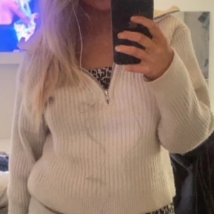 Vit ribbad tröja med dragkedja - Säljer en superfin tröja från hm som inte kommer till användning längre, bra skick