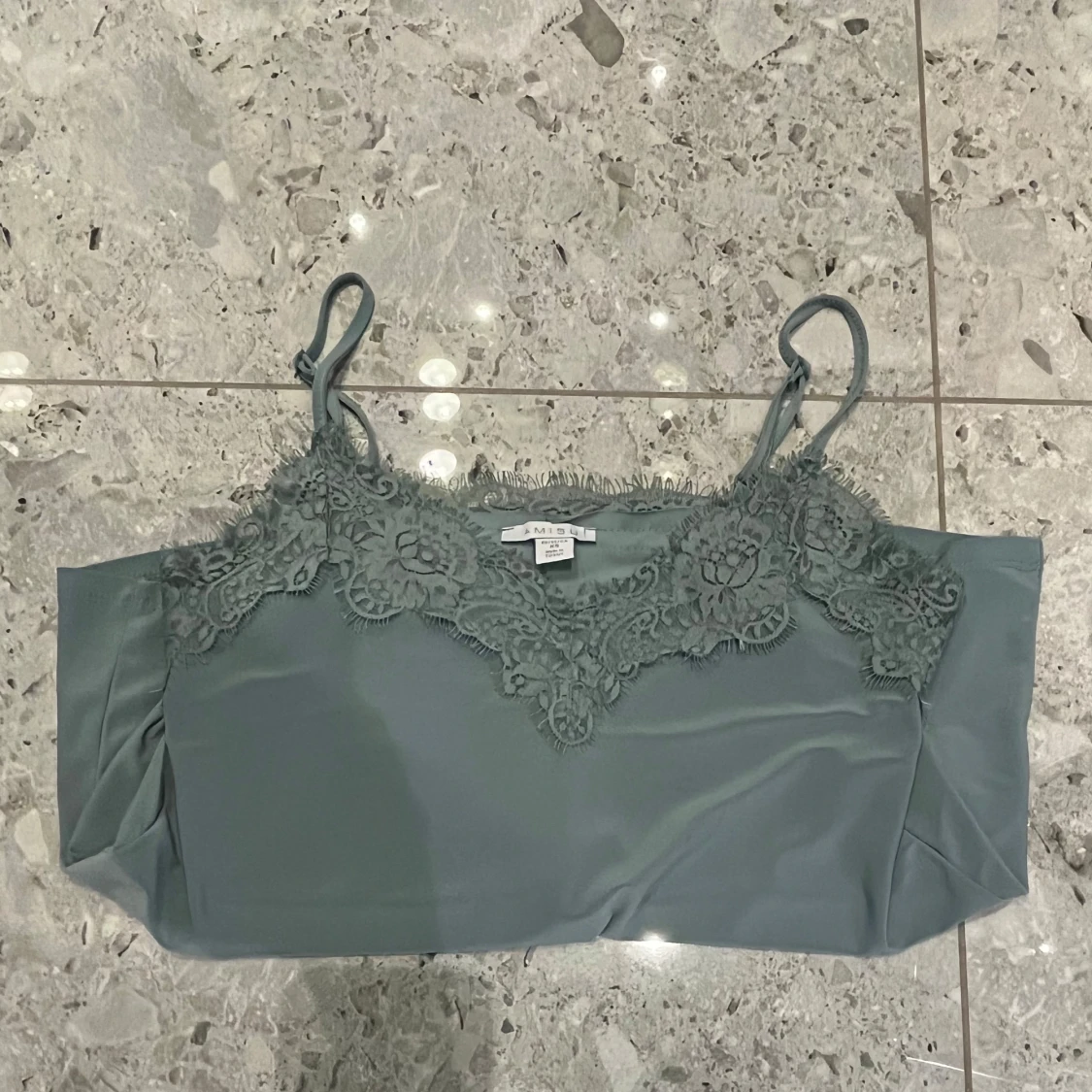 Grå linnetopp med spetsdetaljer från Amisu - 90