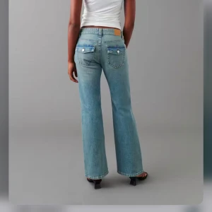 Low Waist jeans  - Säljer dessa slutsålda jättefina jeans med fickor bak. Dem har låg midja och är bootcut. Dem är lite insydda i midjan, men passar mig som är mellan en xs-s. Är ca 167 lång. Sitter fint på. Inte använda mycket alls. 