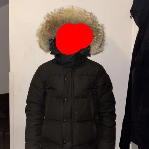  Canada Goose wyndham black label - Canada goose wyndham parka black label i fint skick, allt finns, kvitto och låda. Jackan är rökfri och pälsen i jätte fint skick