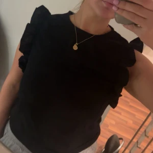 Volang topp  - Helt ny volang blus från Carin wester! Köpt på Åhléns 