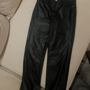Svarta skinnbyxor från Zara - Utsvängda skinnbyxor från ZARA. Har lite skav i byxlinningen 🖤
