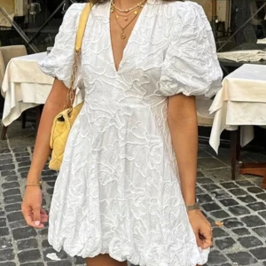 Studentklänning - Superfin vit studentklänning med puffiga kortärmar och v-ringning. Den är helt oanvänd och endast provad, säljer då den tyvärr inte passade mig. Köptes nyligen för 500, skriv för fler bilder💗💗